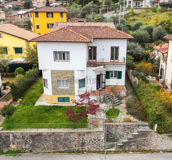 casa indipendente in vendita a Pescia