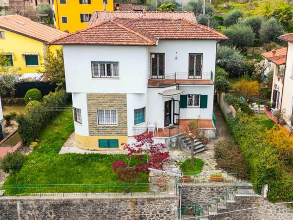 casa indipendente in vendita a Pescia