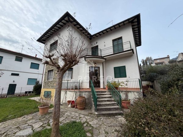 casa indipendente in vendita a Pescia