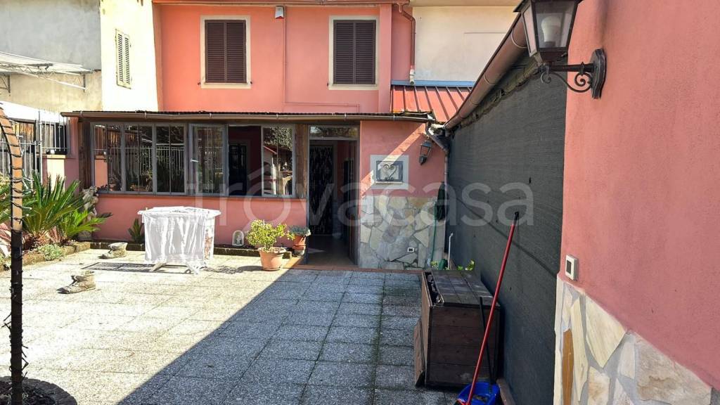 casa indipendente in vendita a Pescia