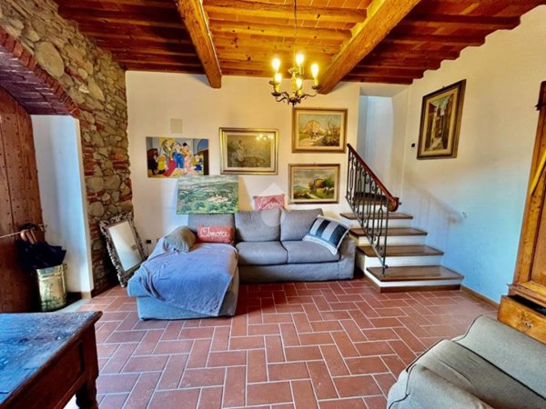 casa indipendente in vendita a Pescia