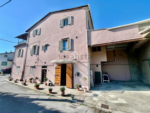 casa indipendente in vendita a Pescia