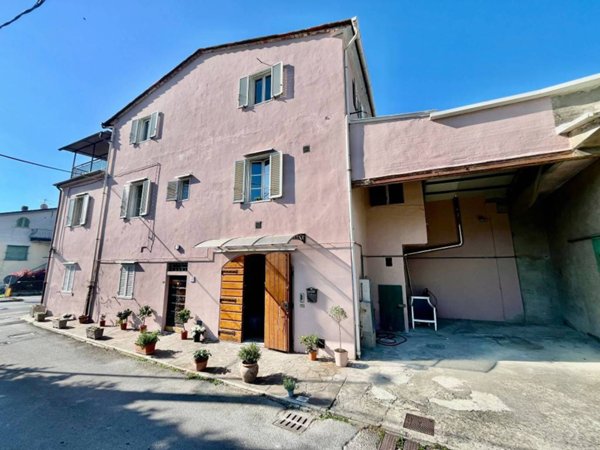 casa indipendente in vendita a Pescia