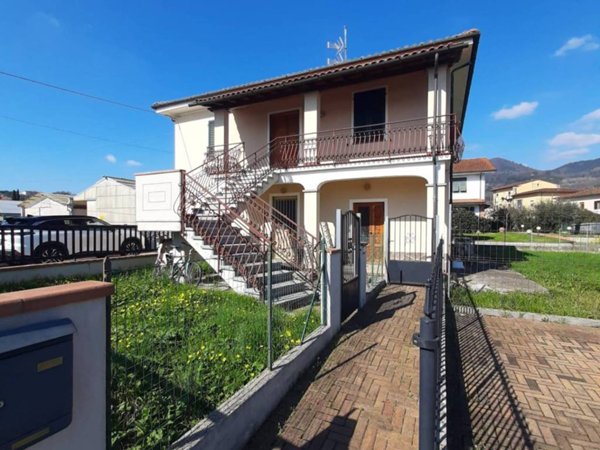 casa indipendente in vendita a Pescia in zona Veneri