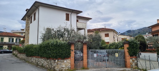 casa indipendente in vendita a Pescia