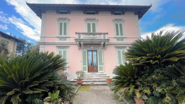 casa indipendente in vendita a Pescia in zona Collodi