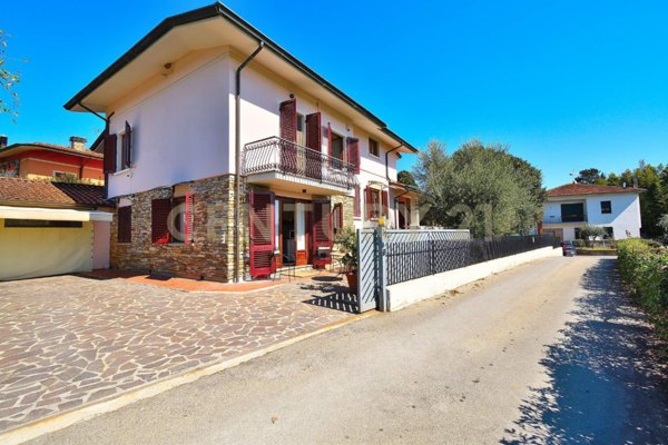casa indipendente in vendita a Pescia in zona Veneri
