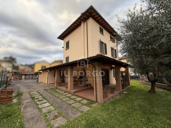 casa indipendente in vendita a Pescia