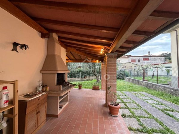 casa indipendente in vendita a Pescia