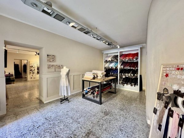 negozio in vendita a Pescia