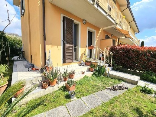 casa indipendente in vendita a Pescia
