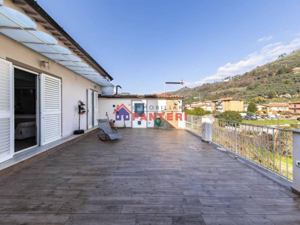 casa indipendente in vendita a Pescia
