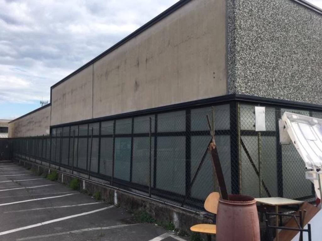 locale commerciale in vendita a Pescia