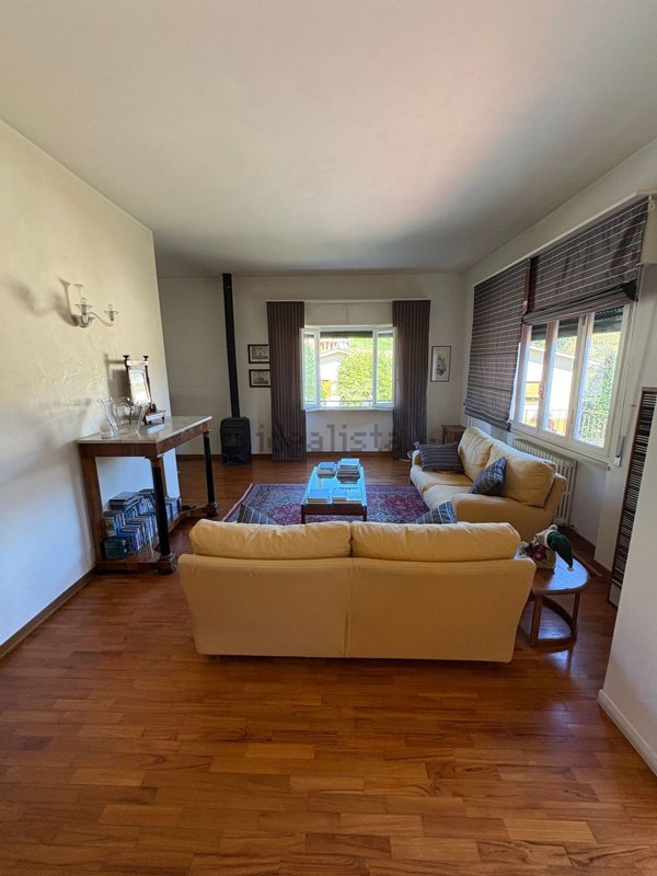 casa indipendente in vendita a Pescia