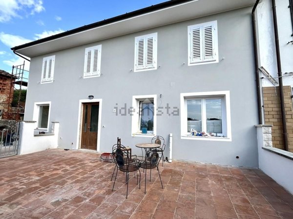 casa indipendente in vendita a Pescia