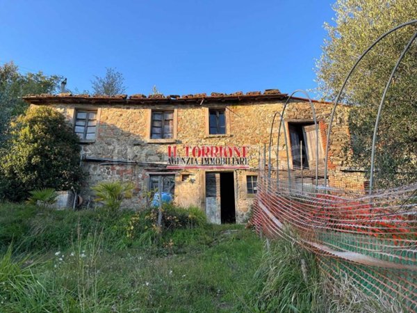 locale commerciale in vendita a Pescia