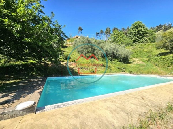 casa indipendente in vendita a Pescia