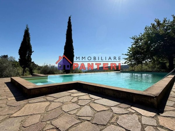 casa indipendente in vendita a Pescia