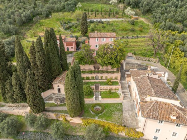 casa indipendente in vendita a Pescia