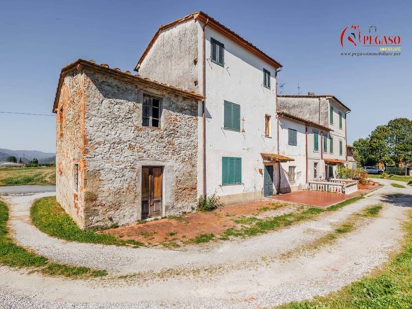 casa indipendente in vendita a Pescia in zona Pescia Morta