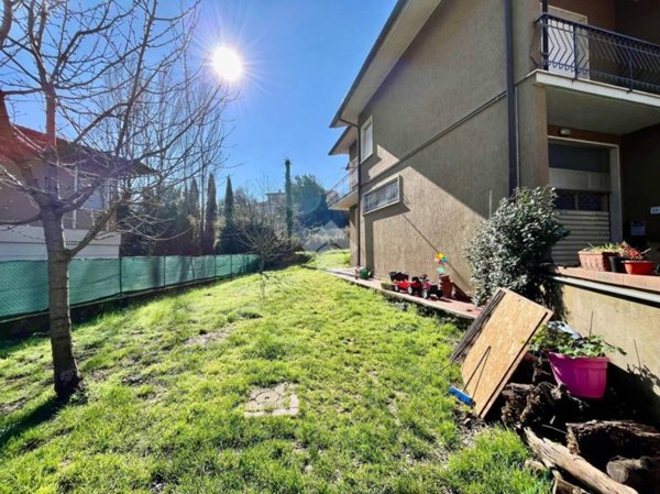 casa indipendente in vendita a Pescia