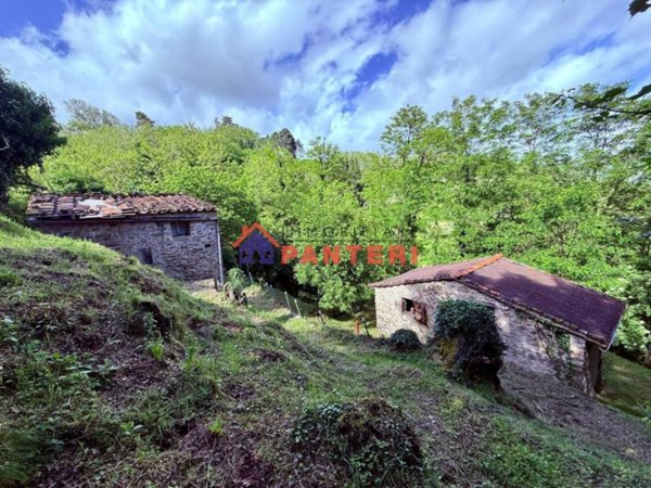 locale di sgombero in vendita a Pescia in zona Fibbialla