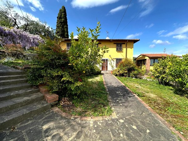 casa indipendente in vendita a Pescia