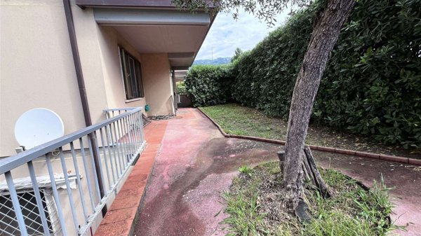 casa indipendente in vendita a Pescia