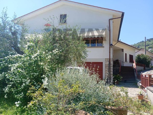 casa indipendente in vendita a Pescia