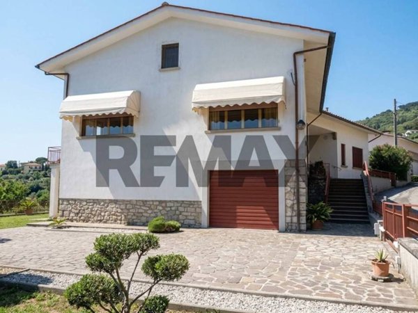 casa indipendente in vendita a Pescia