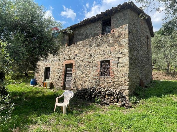 casa indipendente in vendita a Pescia in zona Collodi
