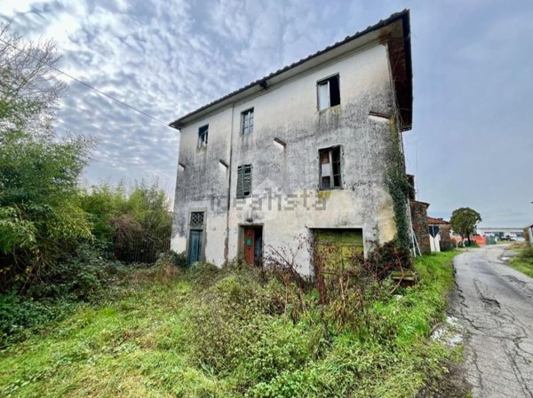 casa indipendente in vendita a Pescia