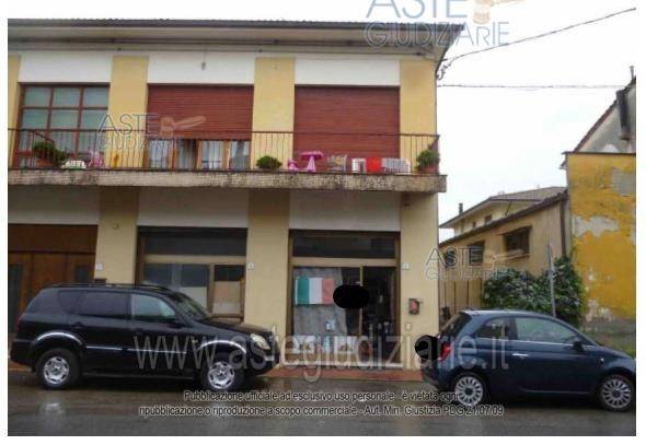 negozio in vendita a Pescia in zona Zei