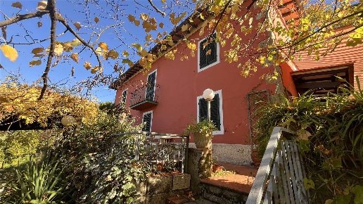 casa indipendente in vendita a Pescia