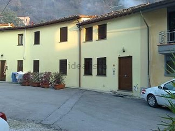 casa indipendente in vendita a Pescia in zona Fibbialla