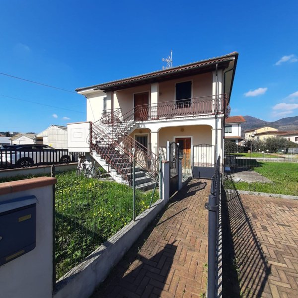 casa indipendente in vendita a Pescia