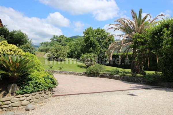 casa indipendente in vendita a Pescia in zona Castellare