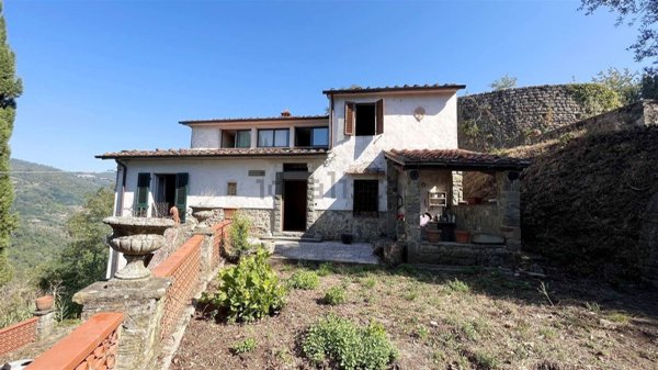 casa indipendente in vendita a Pescia