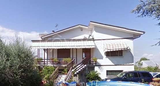 casa indipendente in vendita a Pescia