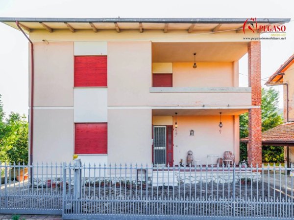 casa indipendente in vendita a Pescia