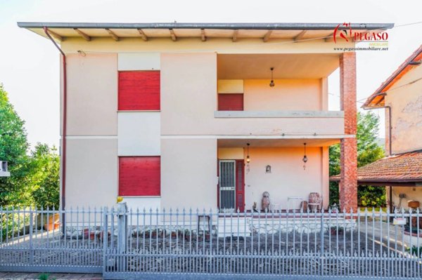 casa indipendente in vendita a Pescia in zona Castellare