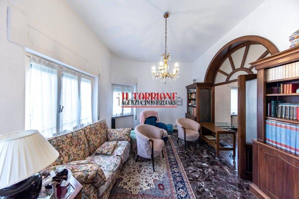 casa indipendente in vendita a Pescia