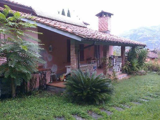 casa indipendente in vendita a Pescia in zona Fibbialla