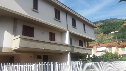 casa indipendente in vendita a Pescia in zona Fibbialla