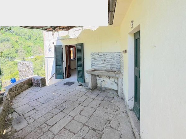 casa indipendente in vendita a Pescia in zona Pietrabuona