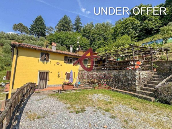 casa indipendente in vendita a Pescia in zona Castellare