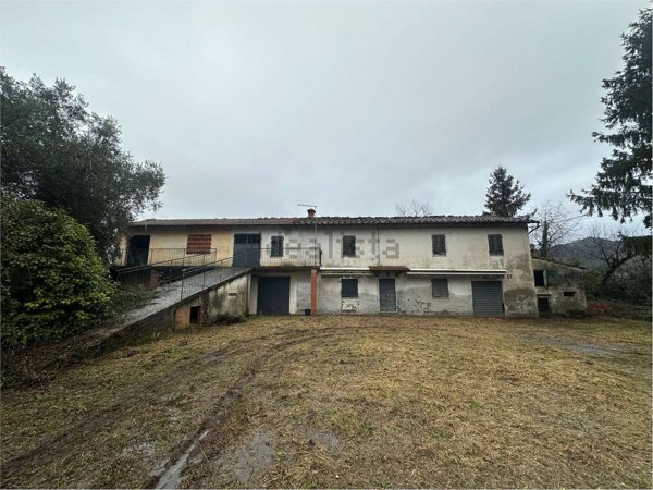 casale in vendita a Pescia in zona Pietrabuona