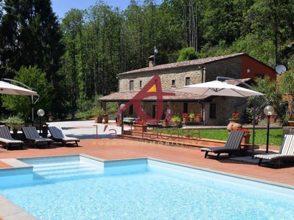 casa indipendente in vendita a Pescia in zona Castellare