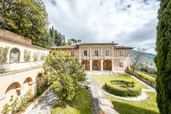 casa indipendente in vendita a Pescia in zona Collodi