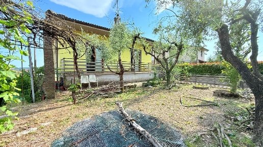 casa indipendente in vendita a Pescia in zona Castellare